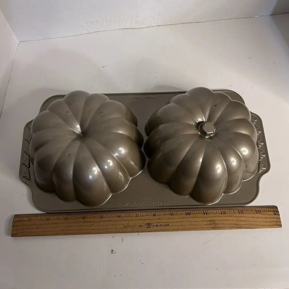 Nordic Ware The Great Pumpkin Pan. 10 Cup Capacity. Made In USA